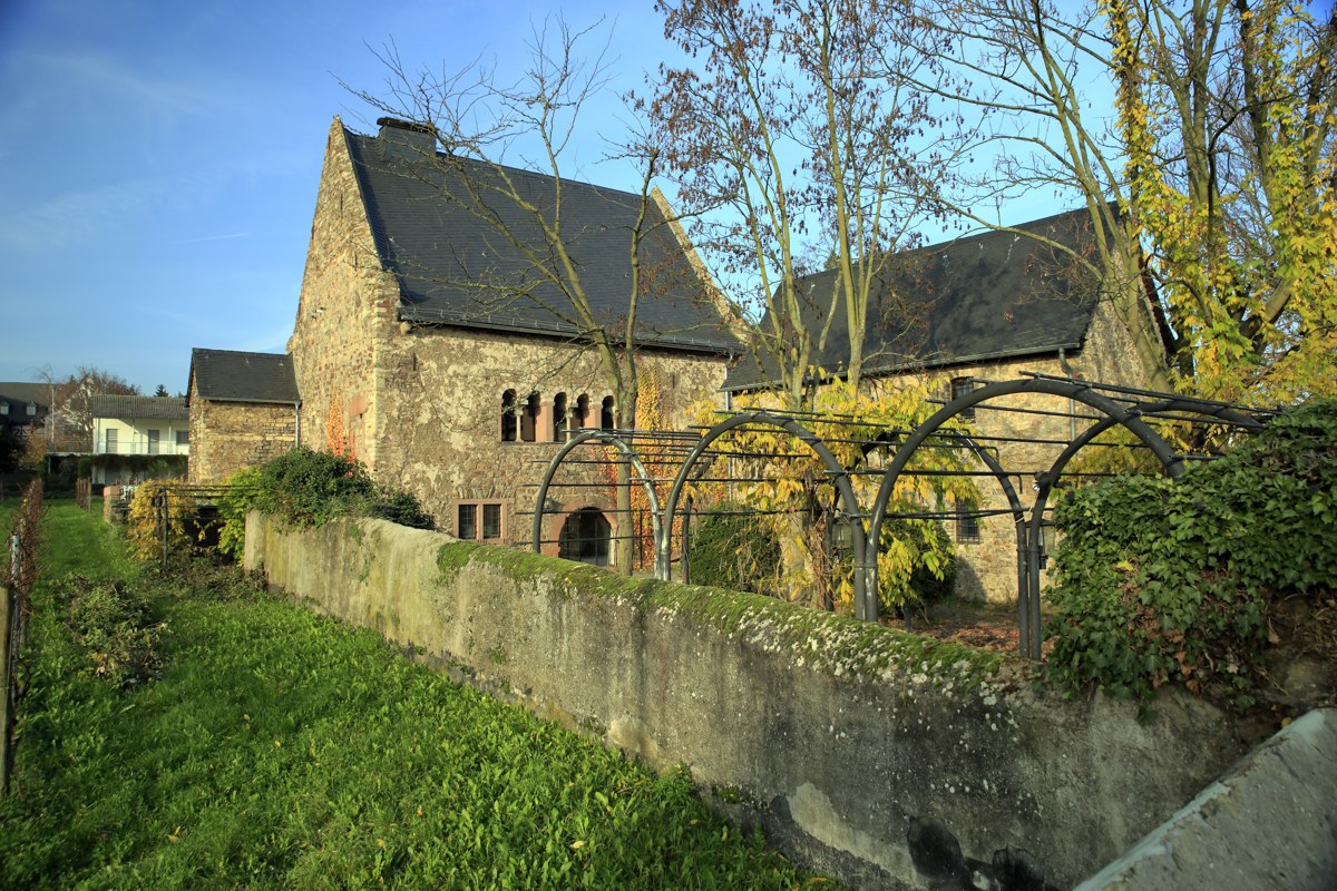 Graues Haus in Winkel am Rhein
